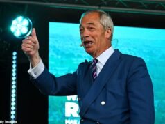 Nigel Farage promette di “lanciare tutto” contro le elezioni suppletive di Andy Burnham poiché i dati suggeriscono che Reform potrebbe vincere il seggio e causare un tracollo laburista