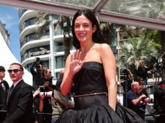 Riley Keough lascia intravedere la gamba in un abito nero scolpito mentre si unisce alla leggenda del calcio Eric Cantona alla première di All Of A Sudden al Festival di Cannes