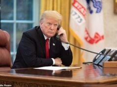 Il telefono MAGA dorato di Trump FINALMENTE viene spedito ai clienti… ma il mistero circonda l’audace affermazione “made in USA”.