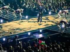Le bandiere di Ucraina, Israele e Palestina sventolano durante le prove generali dell’Eurovision alla vigilia della finale, mentre il concorrente del Regno Unito indossa la Union Jack ma è considerato ultimo cinque
