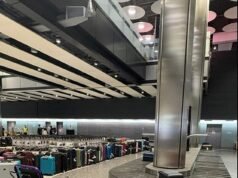 Caos dei bagagli a Heathrow mentre i passeggeri furiosi sono costretti ad aspettare fino a cinque ore per i loro bagagli – ad alcuni viene detto di tornare a casa senza i loro bagagli