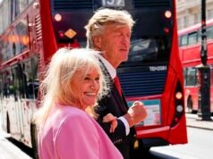 Judy Finnigan, 78 anni, e Richard Madeley, 70 anni, sembrano più innamorati che mai mentre ridacchiano e passeggiano a braccetto dopo l’appuntamento a pranzo in vista del loro 40esimo anniversario di matrimonio