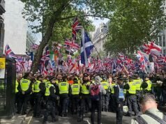 La polizia schiera auto blindate, cavalli, cani e droni in un’operazione da 4,5 milioni di sterline mentre 80.000 manifestanti Uniti e filo-palestinesi scendono a Londra per manifestazioni rivali