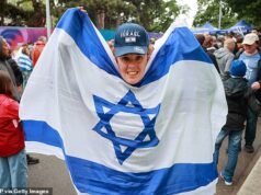 I fan dell’Eurovision scendono a Vienna per la competizione più controversa nei 70 anni di storia dell’evento, mentre manifestanti filo-palestinesi e filo-israeliani sventolano bandiere