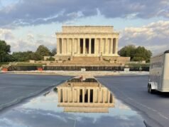 Trump dà un’anteprima della nuova piscina riflettente che offre viste mozzafiato sul Lincoln Memorial e sul Washington Monument mentre saluta “un progetto molto entusiasmante”