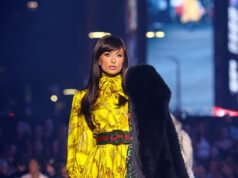 Paris Hilton sembra irriconoscibile mentre imperversa sulla passerella di Gucci con una parrucca bruna con frangia davanti a Kim Kardashian e Mariah Carey