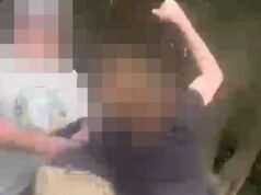 Momento scioccante: una ragazza di 14 anni piove a pugni sul ragazzo e gli chiede di consegnargli la borsa durante una partita di netball del fine settimana a cui partecipano le famiglie