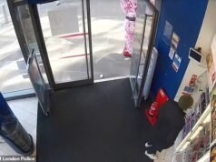 Il ladro di profumi infila con calma le bottiglie nella borsa – prima di essere arrestato pochi istanti dopo dalla polizia che ha seguito i suoi movimenti sulle telecamere a circuito chiuso