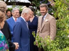 Il raggiante Sir David Beckham svela la rosa che porta il suo nome grazie alla figlia Harper mentre incontra il re e Alan Titchmarsh al Chelsea Flower Show costellato di stelle a cui partecipano Spencer Matthews e Vogue Williams incinta