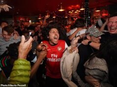 I tifosi dell’Arsenal dipingono di rosso il nord di Londra mentre festeggiano la prima vittoria in Premier League in 22 anni