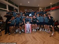 L’Arsenal vince il titolo di Premier League! Gli uomini di Mikel Arteta mettono fine a 22 anni di attesa dopo il pareggio del Manchester City nella penultima partita di Pep Guardiola, mentre i campioni appena incoronati festeggiano sul loro campo di allenamento