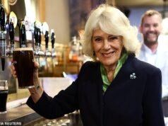 Una pinta di roba nera! Camilla si versa una Guinness mentre dà il via al secondo giorno di visita ufficiale in Irlanda del Nord
