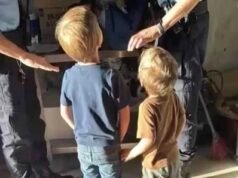 I genitori abbandonano i fratelli di cinque e tre anni dopo averli portati in Portogallo e averli lasciati nel bosco bendati