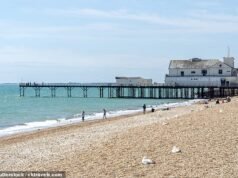 È QUESTA la morte del mare? Secondo un nuovo studio la maggior parte degli inglesi non nuota in mare da un ANNO e preferisce guardare la spiaggia attraverso i propri schermi