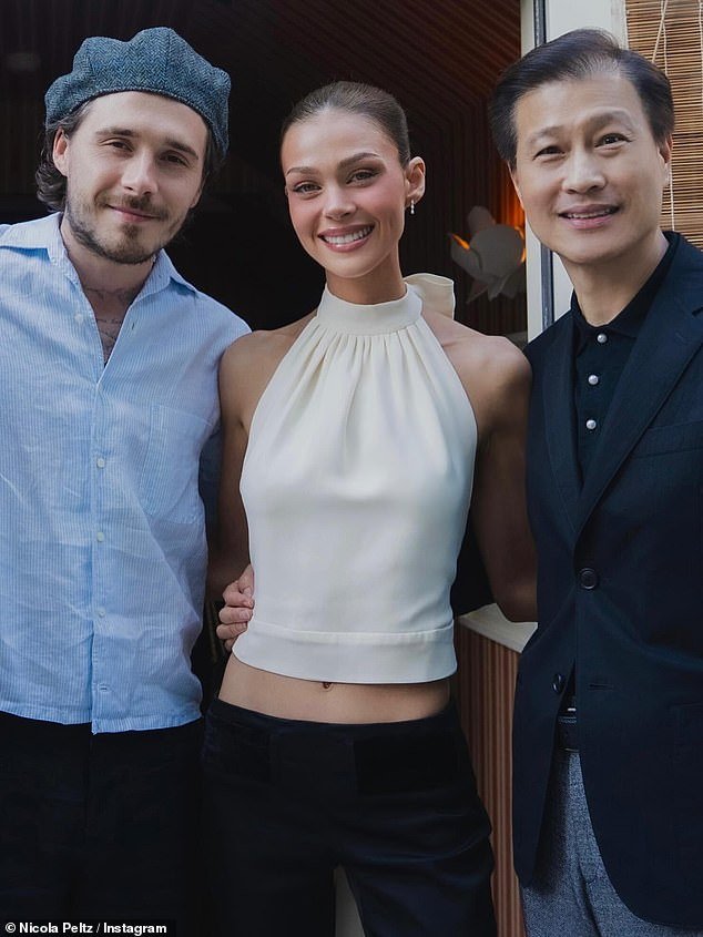 Brooklyn Beckham sostiene con orgoglio la moglie Nicola Peltz alla proiezione del suo nuovo film Prima mentre ringrazia gli amici banchieri del padre miliardario per aver organizzato la festa Brooklyn Beckham sostiene con orgoglio la moglie Nicola Peltz alla proiezione del suo nuovo film Prima mentre ringrazia gli amici banchieri del padre miliardario per aver organizzato la festa
