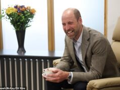 Il principe William condivide una risata e una tazza di tè con i residenti della casa di cura mentre apre una nuova struttura presso l’ospedale delle Isole Scilly