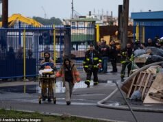 Enorme esplosione nel cantiere navale di New York provoca almeno un morto e 37 feriti dopo che i lavoratori sono rimasti intrappolati nell’incendio
