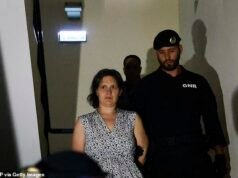 Madre sessuologa accusata di aver abbandonato ragazzini di cinque e tre anni nella foresta canta l’opera mentre il patrigno grida “ti amo” in un’udienza surreale in tribunale