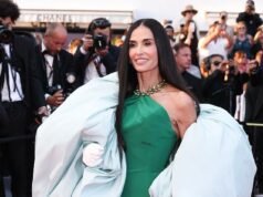 Demi Moore fa girare la testa con un bizzarro look ispirato al sacco a pelo mentre si copre sul tappeto rosso insieme alle glamour Eva Longoria e Penelope Cruz alla cerimonia di chiusura costellata di stelle del Festival di Cannes
