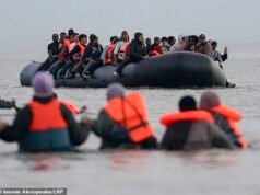Quasi 700 migranti della Manica sono arrivati in Gran Bretagna negli ultimi due giorni, portando il totale delle traversate su piccole imbarcazioni quest’anno a oltre 8.000