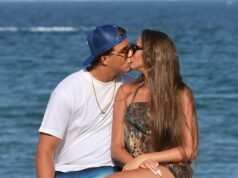 Venezuela Fury, 16 anni, e suo marito Noah Price, 19 anni, si baciano e si truccano dopo il loro litigio da novelli sposi mentre si godono una passeggiata piena di PDA durante la loro luna di miele a Marbella