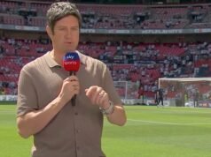Vernon Kay continua a indossare la sua fede nuziale mentre guarda la vittoria agli spareggi del Bolton Wanderers dopo aver trascorso il fine settimana con l’ex Tess Daly nel “divorzio più amichevole del mondo dello spettacolo”