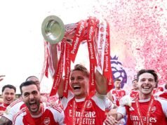 Un’incoronazione a Palazzo! L’Arsenal solleva il trofeo della Premier League dopo aver posto fine a 22 anni di attesa per diventare il Re d’Inghilterra del calcio – e ora la prossima sfida è l’Europa…