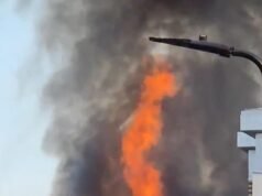Due linee ferroviarie di Londra sono fuori servizio dopo che è scoppiato un incendio che ha distrutto automobili e una roulotte