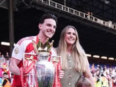 La compagna di Declan Rice, Lauren Fryer, fa una rara apparizione pubblica con lui in splendide foto di famiglia per celebrare la vittoria del titolo di Premier League con l’Arsenal