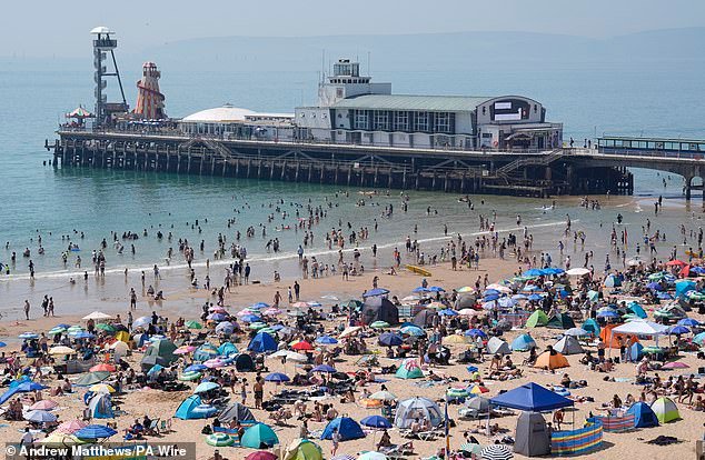 108855251-15848263-People_enjoy_the_hot_weather_on_Bournemouth_beach_in_Dorset-a-31_1779777231071.jpg