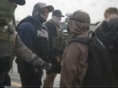 Caos fuori dal centro di detenzione dell’ICE, dove centinaia di migranti sono in sciopero della fame mentre i manifestanti assaltano la struttura e il senatore viene spruzzato con spray al peperoncino