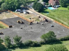 I viaggiatori si impegnano nell’accaparramento di terreni durante le festività bancarie: scavatori e bulldozer passano il fine settimana a demolire i campi del West Sussex mentre gli alberi vengono abbattuti per far posto alle roulotte nel Kent e nel Lincolnshire