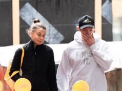 Hugh Jackman e Sutton Foster sembrano tesi durante l’uscita dopo essere stati colti di sorpresa dalla richiesta della sua ex moglie Deborra-Lee Furness