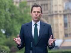 Zia Yusuf del Reform UK scatena un diverbio pubblico con Robert Jenrick sulla politica di immigrazione del partito, lasciando i laburisti felici delle caotiche faide tra i rivali