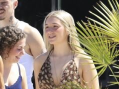 Harper Beckham, 14 anni, fa irruzione nel guardaroba di sua madre Victoria mentre indossa il suo abito estivo in chiffon per il pranzo in famiglia durante una lussuosa vacanza a Ibiza