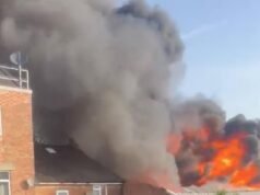 Un enorme incendio scoppia in un grande supermercato ebraico a Golders Green mentre 100 vigili del fuoco combattono le fiamme