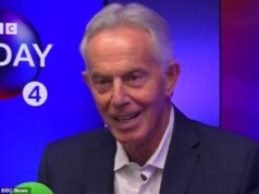 Tony Blair esorta Keir Starmer a stracciare gli “illogici” obiettivi Net Zero di Ed Miliband al fine di stimolare la crescita mentre l’ex Primo Ministro si scaglia contro i laburisti che “chiudono petrolio e gas nel Mare del Nord”