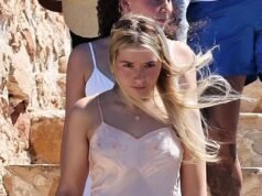 Harper Beckham, 14 anni, ruba lo stile di sua madre Victoria con un abito di raso della sua collezione e una borsa di Bottega Veneta da 2.200 sterline mentre lascia lo yacht dei suoi genitori da 16 milioni di sterline per un pranzo elegante con la sua famiglia a Formentera