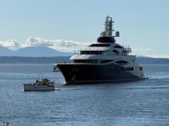 Gli occhi roteano mentre Mark Zuckerberg attracca il suo superyacht multimilionario nel porto di Seattle… ore dopo aver licenziato centinaia di dipendenti Meta che vivono in città