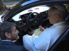 La Papamobile più veloce di sempre? Il Pontefice si mette al volante della nuova supercar elettrica Luce della Ferrari