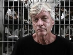 CHRISTOPHER STEVENS recensisce Inside The World’s Mega Prison di Richard Madeley: il suo fascino da chat show non si lava nel carcere infernale di El Salvador