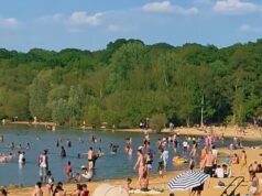 Gli “egoisti” amanti del sole suscitano indignazione durante l’ondata di caldo in Gran Bretagna: la folla ignora i divieti di balneazione, lo stagno naturale è trasformato in un “beach club” e il parcheggio illegale causa ingorghi nel traffico