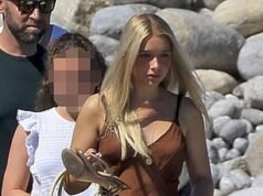 Harper Beckham, 14 anni, abbina lo stile di Kim Turnbull con abiti marroni e borse da spiaggia Jacquemus da £ 415 su un superyacht da £ 16 milioni dopo aver copiato lo stile di sua madre Victoria