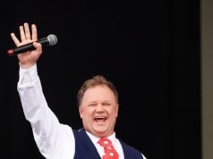 L’icona della TV per bambini Mr Tumble, 55 anni, è “follemente innamorato” della co-star, 21 anni più giovane di lui, mentre le star di CBeebies si godono una vita tranquilla nella sua fattoria da 2,5 milioni di sterline
