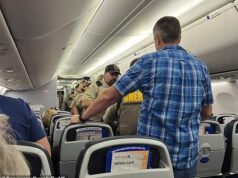 Volo della United Airlines costretto a effettuare un atterraggio di emergenza dopo che un passeggero ha effettuato “tentativi multipli” di assaltare la cabina di pilotaggio