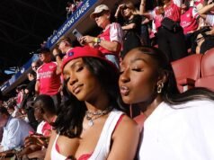 La fidanzata di Bukayo Saka, Tolami Benson, stupisce vestita di rosso mentre guida gli glamour WAG che tifano per l’Arsenal dagli spalti alla finale di Champions League