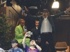 David Beckham ride dei festeggiamenti sfrenati di Mick Jagger mentre il rocker, 82 anni, guarda l’Arsenal alla finale di Champions League costellata di stelle con il figlio sosia Deveraux, 9