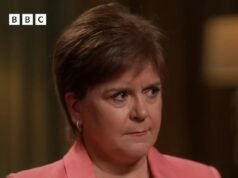 “Sono stata condannata per un crimine che non ho commesso”: Nicola Sturgeon è prossima alle lacrime mentre si rifiuta con aria di sfida di scusarsi per l’appropriazione indebita di 400.000 sterline da parte dell’ex marito