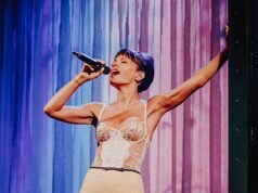 Lily Allen sfrigola in lingerie bianca e gonna a tubino mentre si esibisce al Mighty Hoopla prima di sorprendere il pubblico facendo uscire Jade Thirlwall