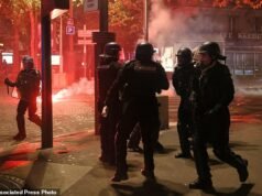Un tifoso morto e un altro in terapia intensiva dopo le violenze in 15 città francesi in seguito alla vittoria del PSG sull’Arsenal – con auto date alle fiamme e tentativo di assaltare la stazione di polizia durante il caos
